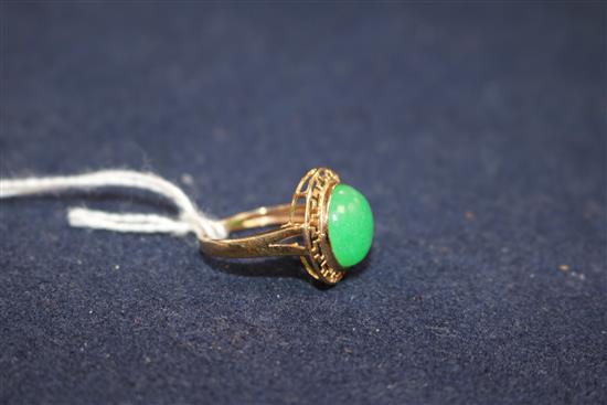 A 10K gold and jade cabochon ring, a pinchbeck and amethyst fob seal and sundries,